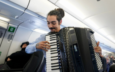 En medio de las celebraciones por Fiestas Patrias, los pasajeros del vuelo 332 de SKY Airline, que volaba desde Santiago hacia Iquique, vivieron una experiencia única y festiva.