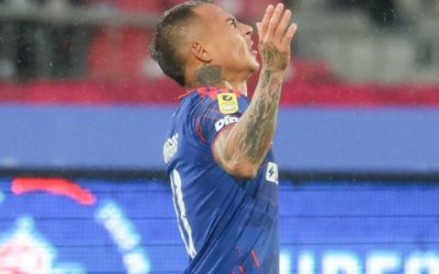 Eduardo Vargas celebrando el 2-2 frente a La Serena.