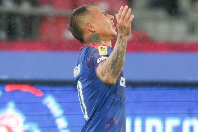 Eduardo Vargas celebrando el 2-2 frente a La Serena.