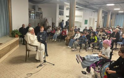 El Papa insta a la Iglesia a buscar perdón por abusos sexuales a menores