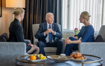 El presidente Biden junto a Yulia y Dasha Navalnaya