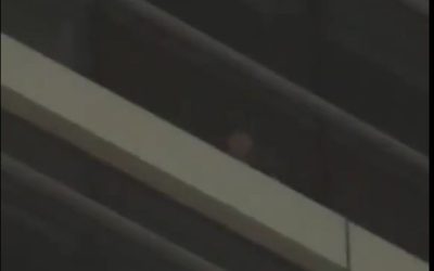 Imagen tomada de una persona en el quinto piso solicitando auxilio