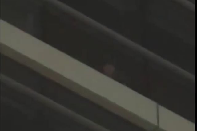 Imagen tomada de una persona en el quinto piso solicitando auxilio