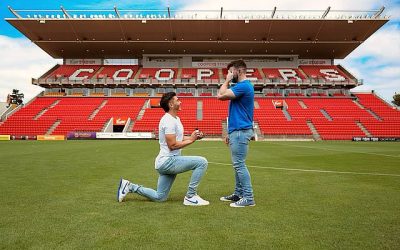 Josh Cavallo, el primer futbolista masculino de primera categoría en declararse gay, ha marcado un hito al proponer matrimonio a su pareja en el campo de juego de su club.