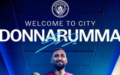 Gianluigi Donnarumma posa con la camiseta del Manchester City tras firmar contrato hasta 2030.