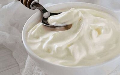 Hay diversas áreas de nuestro cuerpo que pueden generar inseguridad, y sin duda, la temida papada, también conocida como cuello de pavo, es una de ellas, el yogurt natural sirve para quitar esto.