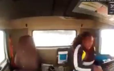 Un escalofriante video captura el instante en que una conductora de camión queda colgando de un puente