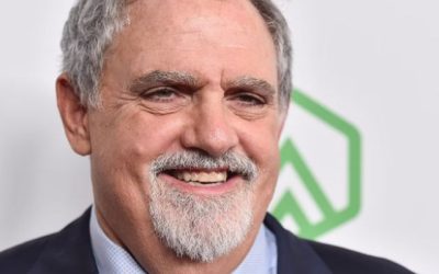 Hollywood reaccionó con profunda conmoción este sábado 6 de julio ante la trágica noticia del fallecimiento de Jon Landau, honrando su legado como lo hace con cada una de sus leyendas perdidas.