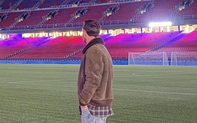 Messi sobre el césped del Camp Nou durante su visita sorpresa.