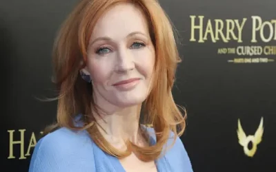 J.K. Rowling, reconocida por la creación de la saga literaria de Harry Potter, ha generado controversia recientemente por sus declaraciones acerca de Lucy Clark, quien fue entrenadora del equipo de fútbol inglés Sutton y también la primera árbitra transgénero en su momento.