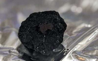 La Agencia Espacial Italiana (ASI) ha anunciado el hallazgo de un micro meteorito compuesto por "materiales con una simetría inusual", conocidos como "cuasicristales", lo que lo posiciona como uno de los especímenes más excepcionales descubiertos en la Tierra.