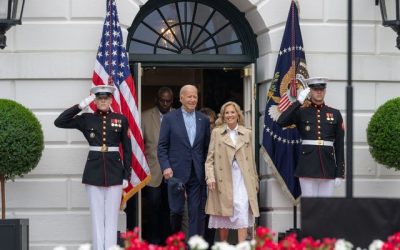 Joe Biden junto a su esposa