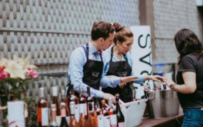 La sommelier Luciana Parra da la bienvenida a esta exclusiva degustación de vinos,