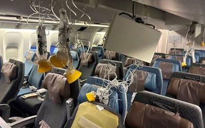 Un informe preliminar, basado en el análisis de las cajas negras del vuelo de Singapore Airlines que sufrió fuertes turbulencias en la ruta entre Londres y Singapur, ha revelado detalles sobre el brusco descenso que resultó en un muerto y setenta heridos.