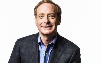 Brad Smith es un abogado de profesión. El presidente de Microsoft se muestra extremadamente cauteloso al abordar el tema de la inteligencia artificial (IA) y las aguas turbulentas en las que se encuentra inmersa en la actualidad. Reconoce que la IA es la tecnología más importante desde la invención de la imprenta, pero también reconoce los problemas asociados con su uso y control.