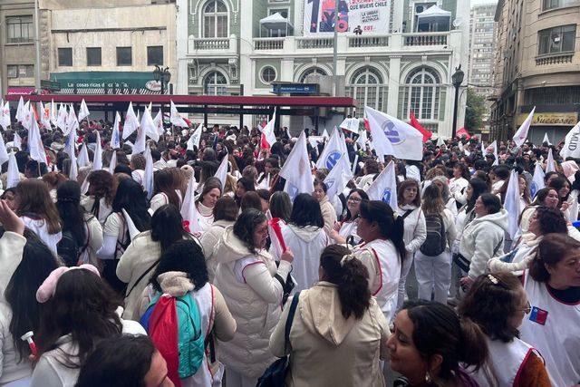 Marcha de la CUT En la imagen trabajadoras y trabajadores de la JUNAEB