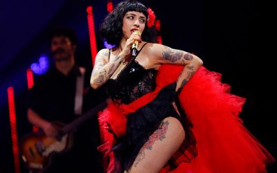 En la noche de este miércoles, la talentosa cantante chileno-mexicana Mon Laferte anunció un concierto benéfico en apoyo a las comunidades afectadas por los recientes incendios forestales en la región de Valparaíso.