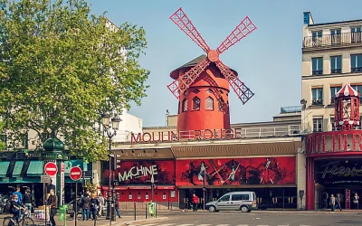 El famoso cabaret Moulin Rouge de París, reconocido globalmente por sus icónicas aspas, se vio involucrado en un inesperado incidente cuando estas se desplomaron durante la noche.