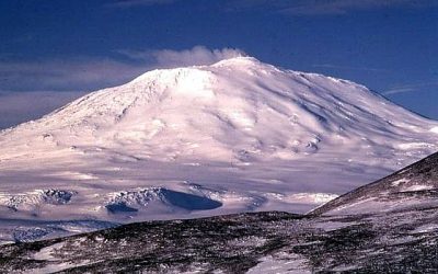 Un volcán emite pequeños cristales de oro metálico durante erupciones