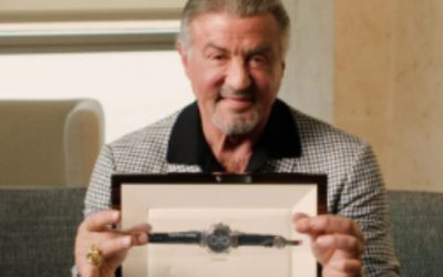 El reconocido actor Sylvester Stallone, famoso por su icónico papel en la saga "Rocky", ha tomado la decisión de poner en venta una selección de 11 de sus más preciados relojes, con un valor estimado de alrededor de 6 millones de dólares (unos 5.600 millones de pesos chilenos).