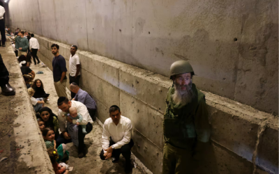 Imagen de personas refugiándose en Israel