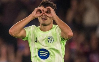 Pedri controla el balón en Valencia, clave en la remontada del Barcelona y elegido MVP por su actuación magistral.