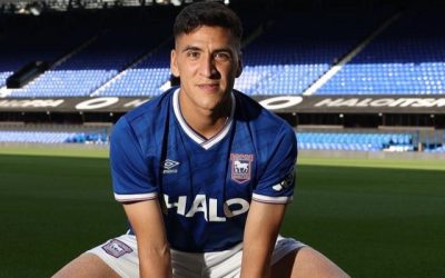 Marcelino Núñez recibe aplausos de los hinchas de Ipswich en su primer encuentro oficial tras dejar Norwich City.
