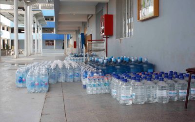 Sorpresa y preocupación han surgido a raíz de la investigación realizada por la Universidad de Columbia, la cual revela la presencia de cientos de miles de partículas de plástico en el agua embotellada que es consumida diariamente por millones de personas.