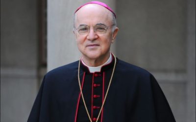 El Vaticano excomulga al arzobispo Viganò por desafiar la autoridad papal.