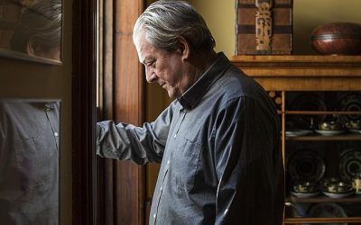 El renombrado escritor, guionista y director de cine estadounidense, Paul Auster, conocido por obras emblemáticas como la 'Trilogía de Nueva York', 'Brooklyn Follies' y 'La invención de la soledad', falleció este martes a la edad de 77 años.
