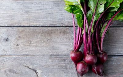 La betarraga se encuentra disponible en casi todas las verdulerías del país. Esta raíz, que al pelarla muestra su distintivo color rosado, además de ser disfrutada por la mayoría por su agradable sabor, está repleta de nutrientes que promueven la salud.