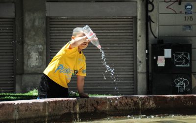 El verano evoca altas temperaturas, descanso, días en la playa y momentos refrescantes en la piscina. En la actualidad, en diversas zonas del país, una ola de calor está generando malestar generalizado en la población, afectando a bebés, jóvenes y adultos por igual. Frente a esta situación, es fundamental ofrecer pautas para prevenir posibles efectos negativos del calor en los niños.