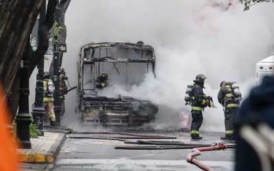 Delincuentes queman buses en Alameda