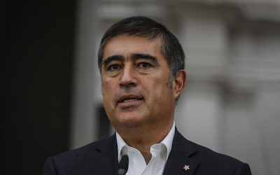 La Fiscalía Centro Norte está revisando una serie de conversaciones de WhatsApp del exjuez Juan Poblete, investigado por autorizar el espionaje al periodista Mauricio Weibel y a militares que denunciaron corrupción en el Ejército de Chile. Entre los mensajes, el Ministerio Público encontró chats entre el magistrado y el exministro de Defensa, Mario Desbordes (RN), en los que discutían el nombramiento de una ministra de la Corte Suprema.