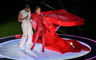El Super Bowl 2024 finalmente tuvo lugar, generando un gran revuelo en las redes sociales y convirtiéndose en uno de los temas más populares del año. A pesar de que la actuación de Taylor Swift captó gran parte de la atención, más que el resultado del propio partido, hubo otros momentos destacados, como la muestra que hicieron de varios trailers.