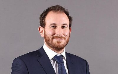 Maximiliano Luksic (36 años) ha decidido dejar su cargo como Director Ejecutivo de Canal 13, el cual ha ocupado desde 2019. Según un comunicado emitido por la señal, Luksic, hijo de Andrónico Luksic, presentó su renuncia al directorio con el propósito de embarcarse en nuevos desafíos profesionales fuera del ámbito privado.