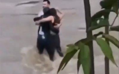 El abrazo de tres amigos antes de que un río los arrastrara en Italia