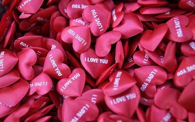 El Día de San Valentín tiene su origen en la historia legendaria de San Valentín, aunque genera opiniones divididas entre aquellos que lo celebran como una ocasión romántica especial y aquellos que lo ven con escepticismo.