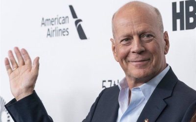 Bruce Willis es ampliamente reconocido como un ícono del género de acción en el cine. Su notable interpretación como un detective astuto en la serie televisiva Moonlighting, que combinaba elementos de policía, drama y comedia, junto a Cybill Sheperd, marcó el inicio de su exitosa carrera en 1985.
