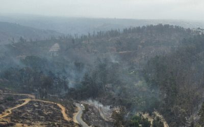 Las regiones centro-sur de Chile se encuentran actualmente en medio de una crisis ambiental debido a la expansión de incendios forestales, los cuales han cobrado la vida de más de 100 personas en la zona de Valparaíso y el humo ha afectado a las personas.