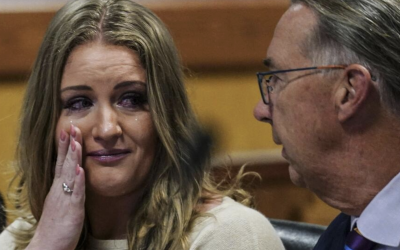 Jenna Ellis habla con su abogado Franklin Houge tras declararse culpable. Crédito: John Bazemore/AP