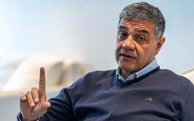 El jefe de Gobierno de la Ciudad de Buenos Aires, Jorge Macri, se encontró en medio de un inusual incidente hoy. Mientras explicaba a los medios de comunicación el desalojo de una feria ilegal en el Barrio 31 de Retiro, una rata apareció repentinamente entre el grupo de periodistas, generando momentos de tensión y alboroto.