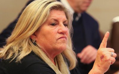 Por VIF detienen a hijo de diputada Gloria Naveillán