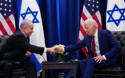 El primer ministro de Israel, Benjamin Netanyahu le da la mano al presidente de los Estados Unidos, Joe Biden en la 78va Asamblea General de Naciones Unidas en la ciudad de Nueva York. (Foto: Reuters)