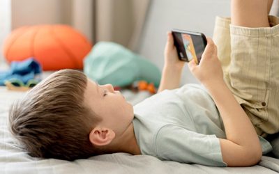 nino-usando-el-movil