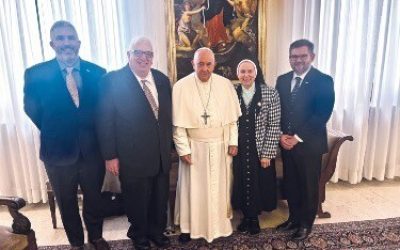 El Papa Francisco se reúne con miembros de la organización 'New Ways Ministry'.