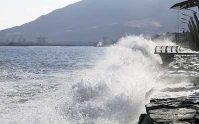 Perú cierra puertos por intenso oleaje.