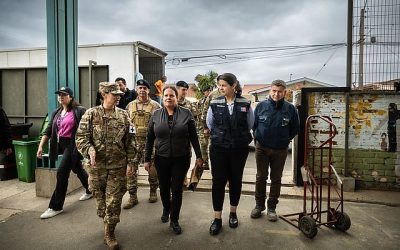 La Subsecretaria de Desarrollo Regional, Francisca Perales, junto con la alcaldesa de Quilpué, Valeria Melipillán, realizarán una visita al Hospital de Campaña Veterinario de Quilpué con el objetivo de examinar las medidas implementadas para el cuidado de los animales de compañía que se han visto afectados por la emergencia.