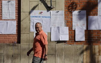 pasadas las 18:00 hora local (22:00 GMT – 18:00 en Chile) de este domingo comenzó el cierre de algunas mesas de votación de los más de quince mil centros de sufragio habilitados por el Consejo Nacional Electoral para las elecciones en Venezuela.